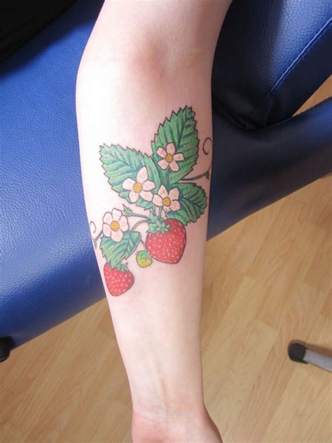 tatuajes de fresas|Más de 150 mejores tatuajes de fresas con significado para。